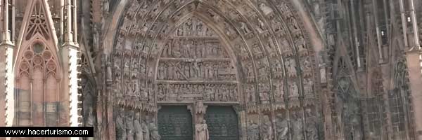 Puerta principal de la catedral de Estrasburgo Francia