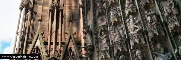 Detalles fachada catedral de Estrasburgo Francia